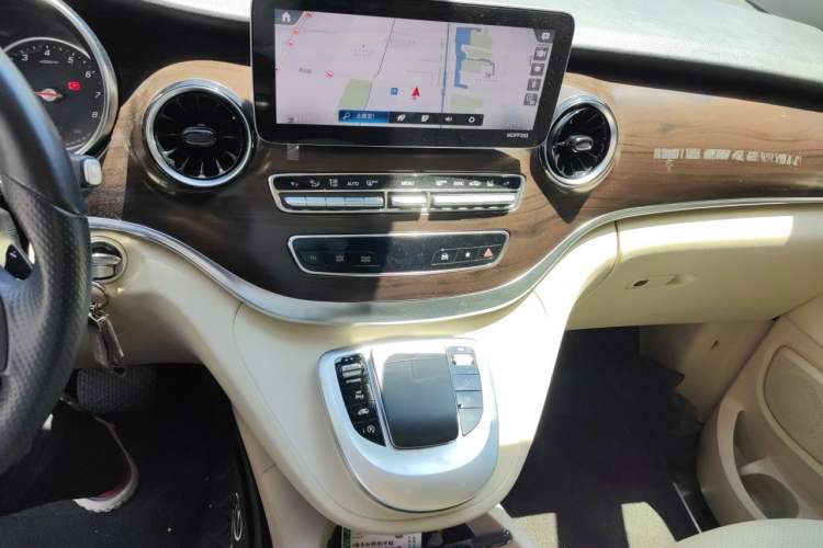 Used Mercedes-Benz V-Class 2021 V 260 Avantgarde Edition Audio And AC Panel