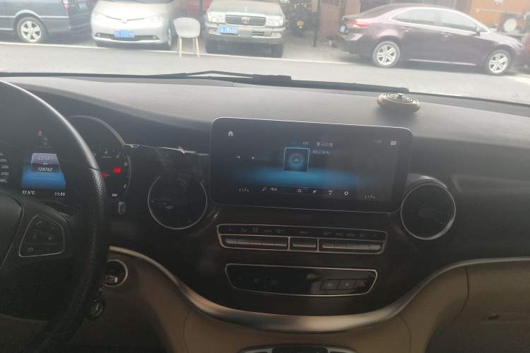 Used Mercedes-Benz V-Class 2021 V 260 Avantgarde Edition Audio And AC Panel