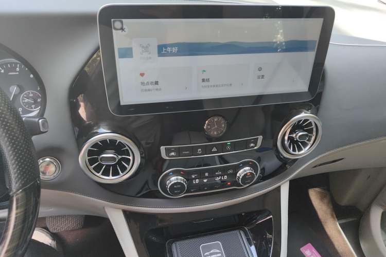 Used Mercedes-Benz V-Class 2021 V 260 Avantgarde Edition Audio And AC Panel