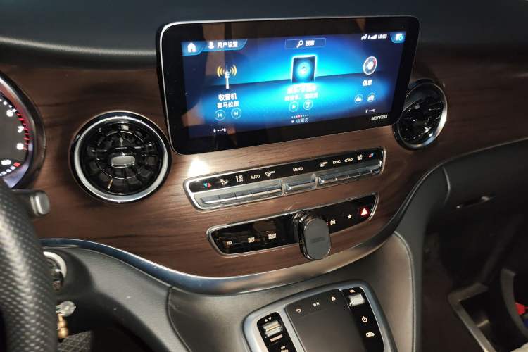 Used Mercedes-Benz V-Class 2021 V 260 Avantgarde Edition Audio And AC Panel