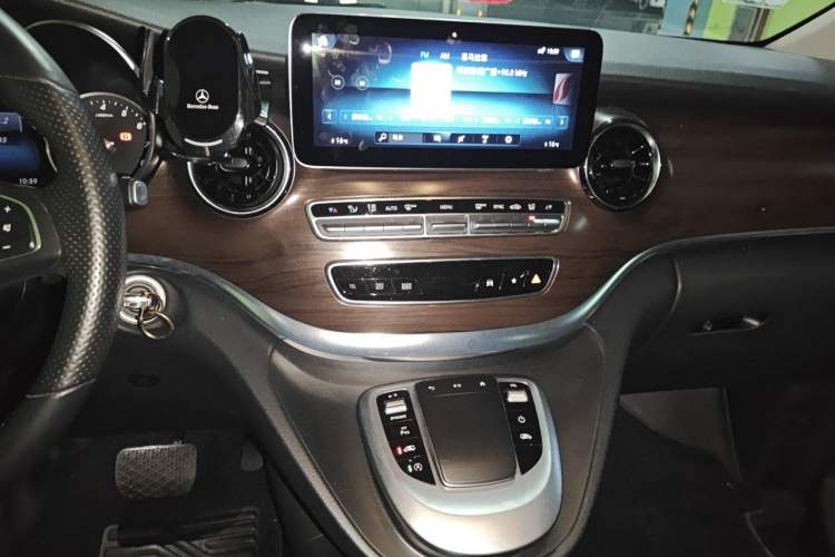 Used Mercedes-Benz V-Class 2021 V 260 Avantgarde Edition Audio And AC Panel