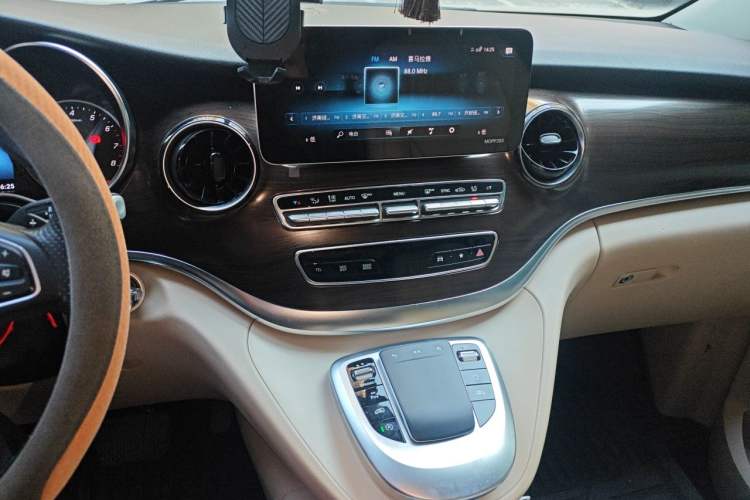 Used Mercedes-Benz V-Class 2021 V 260 Avantgarde Edition Audio And AC Panel