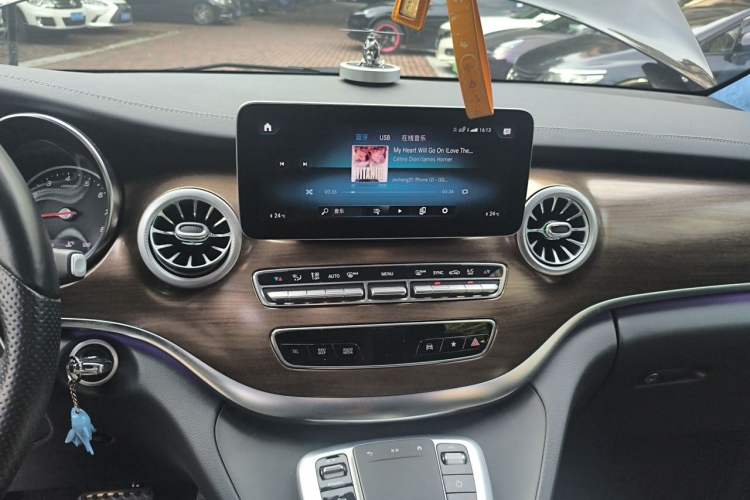 Used Mercedes-Benz V-Class 2021 V 260 L Long Wheelbase Prestige Edition Audio And AC Panel