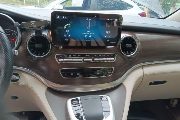 Used Mercedes-Benz V-Class 2021 V 260 Avantgarde Edition Audio And AC Panel