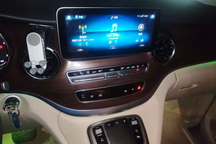 Used Mercedes-Benz V-Class 2021 V 260 Avantgarde Edition Audio And AC Panel