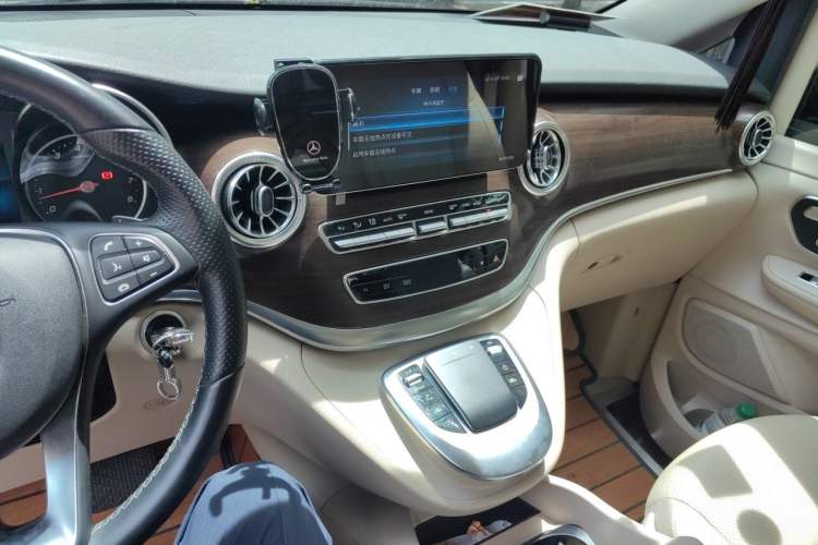 Used Mercedes-Benz V-Class 2021 V 260 Avantgarde Edition Audio And AC Panel