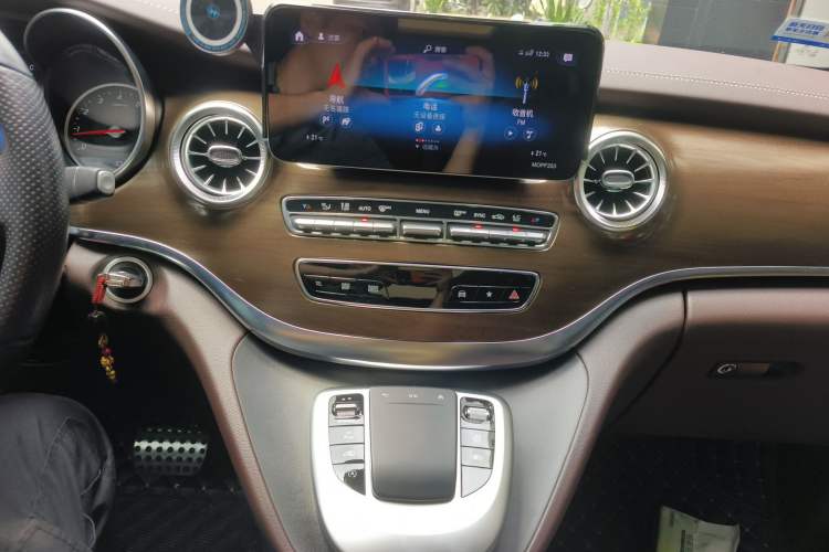 Used Mercedes-Benz V-Class 2021 V 260 L Long-wheelbase Luxury Edition Audio And AC Panel