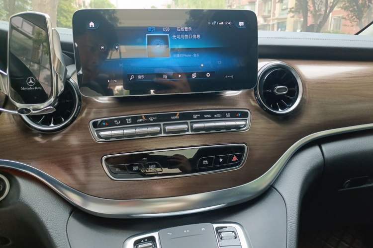 Used Mercedes-Benz V-Class 2021 V 260 L Long Wheelbase Prestige Edition Audio And AC Panel