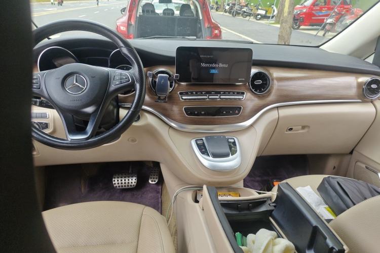Used Mercedes-Benz V-Class 2021 V 260 L Long-wheelbase Luxury Edition Center Console