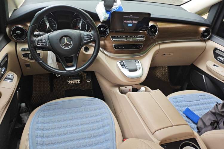 Used Mercedes-Benz V-Class 2021 V 260 L Long-wheelbase Luxury Edition Center Console