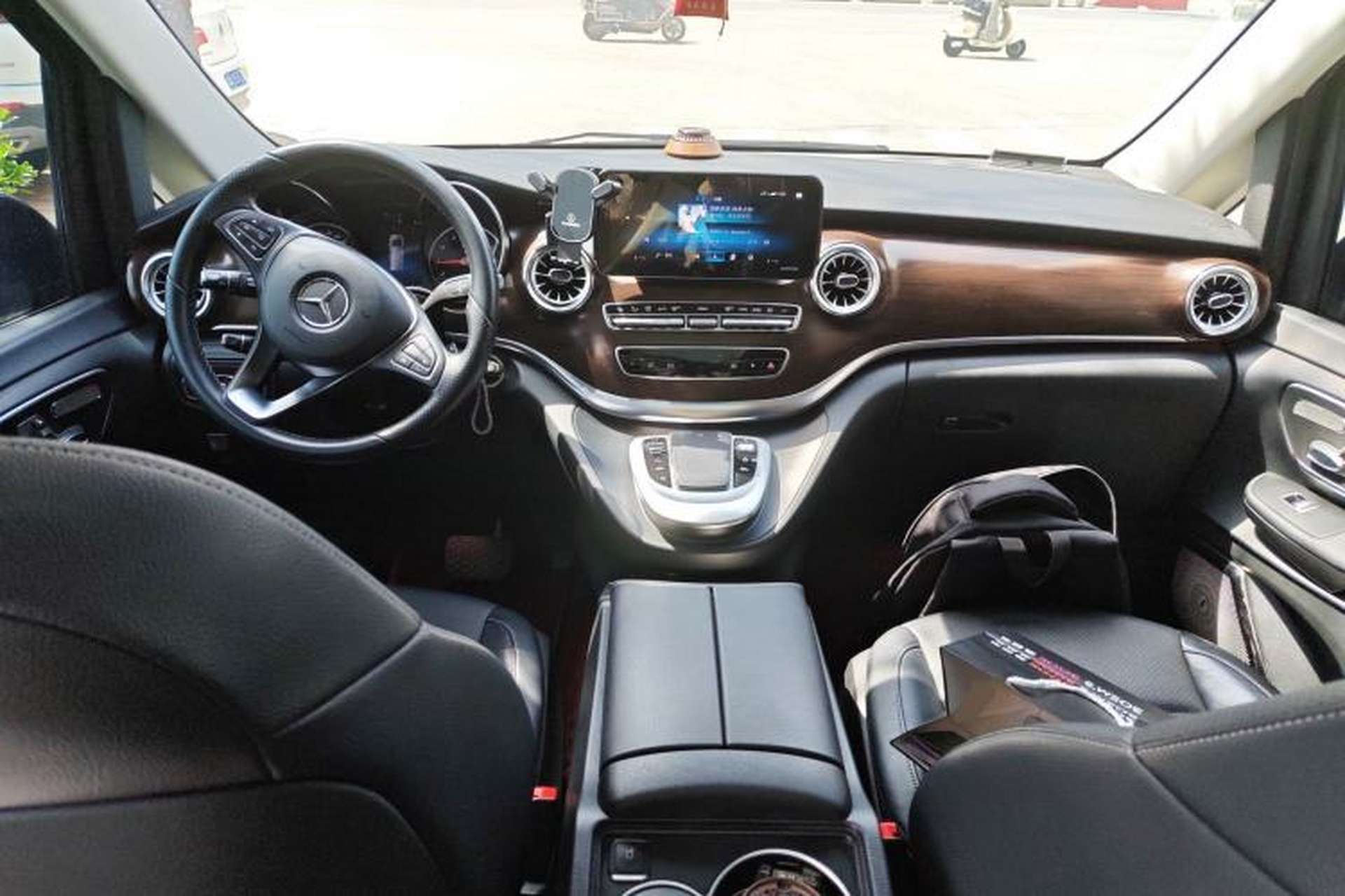 Used Mercedes-Benz V-Class 2021 V 260 Avantgarde Edition Center Console