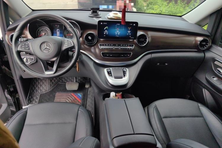 Used Mercedes-Benz V-Class 2021 V 260 Avantgarde Edition Center Console