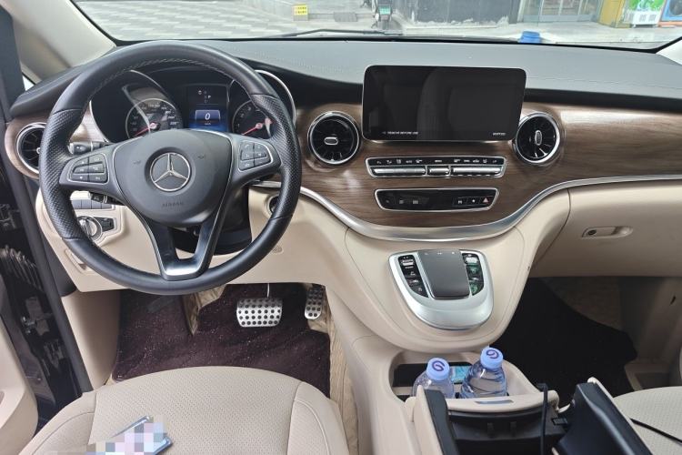 Used Mercedes-Benz V-Class 2021 V 260 L Long-wheelbase Luxury Edition Center Console