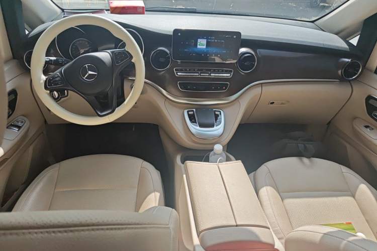 Used Mercedes-Benz V-Class 2021 V 260 Avantgarde Edition Center Console