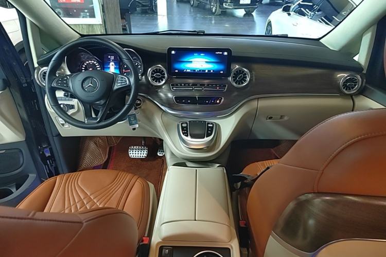 Used Mercedes-Benz V-Class 2021 V 260 L Long Wheelbase Prestige Edition Center Console