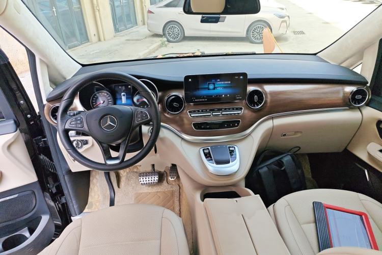Used Mercedes-Benz V-Class 2021 V 260 Prestige Edition Center Console