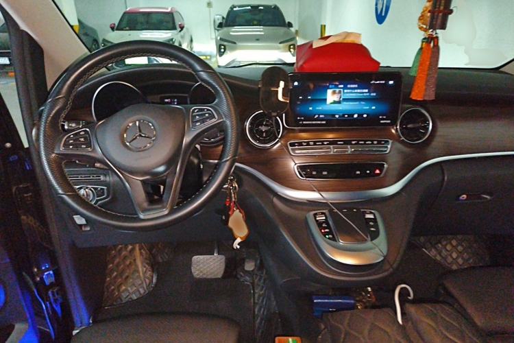 Used Mercedes-Benz V-Class 2021 V 260 Avantgarde Edition Center Console