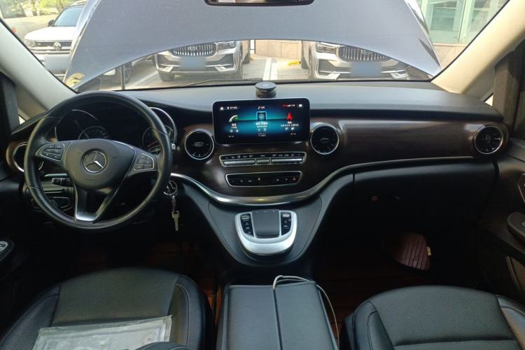 Used Mercedes-Benz V-Class 2021 V 260 Avantgarde Edition Center Console