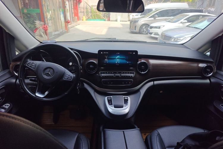 Used Mercedes-Benz V-Class 2021 V 260 Avantgarde Edition Center Console