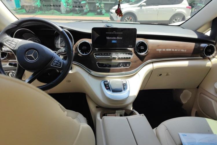 Used Mercedes-Benz V-Class 2021 V 260 Avantgarde Edition Center Console