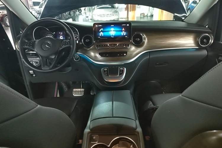 Used Mercedes-Benz V-Class 2021 V 260 Prestige Edition Center Console