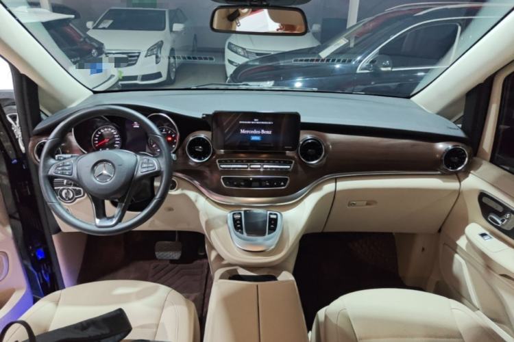 Used Mercedes-Benz V-Class 2021 V 260 Avantgarde Edition Center Console
