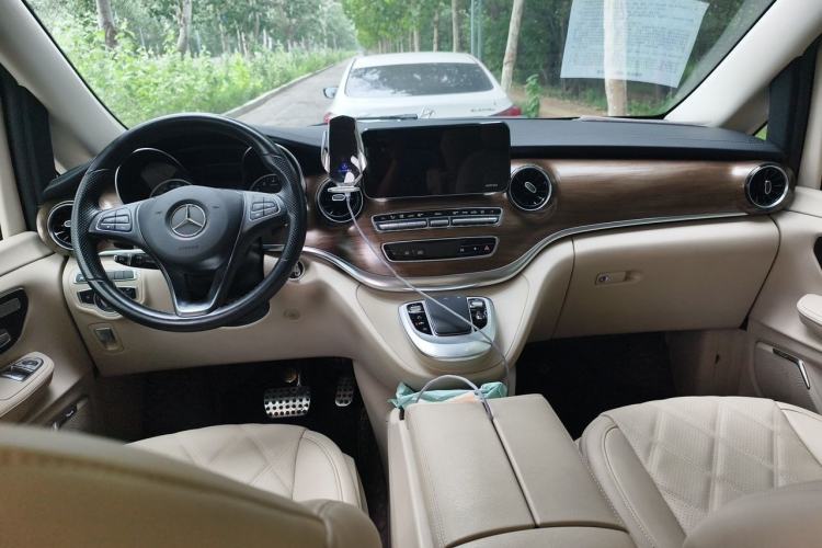 Used Mercedes-Benz V-Class 2021 V 260 L Long-wheelbase Luxury Edition Center Console
