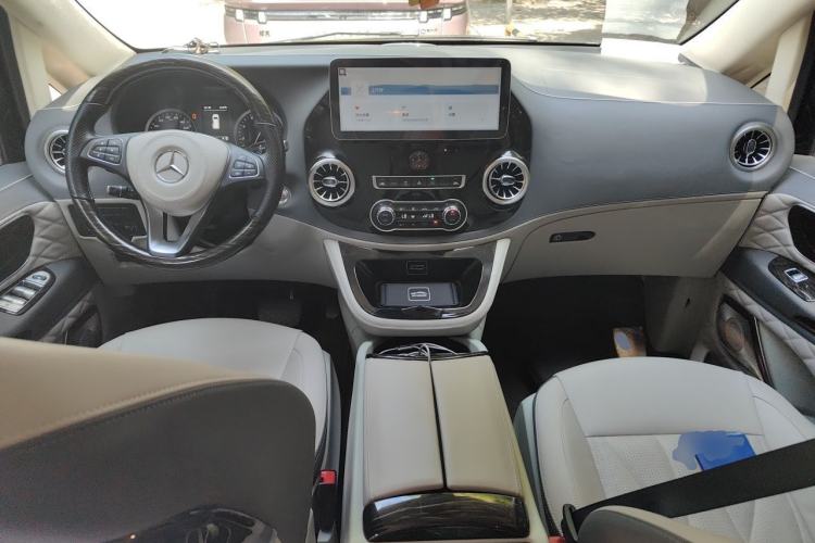 Used Mercedes-Benz V-Class 2021 V 260 Avantgarde Edition Center Console