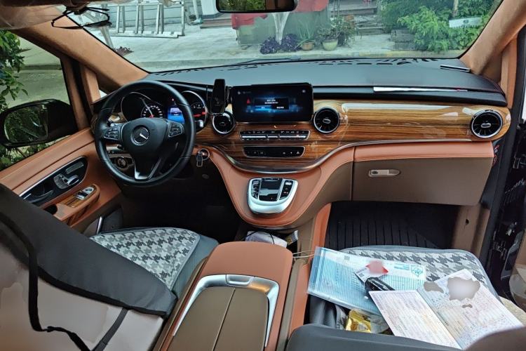 Used Mercedes-Benz V-Class 2021 V 260 L Long Wheelbase Prestige Edition Center Console