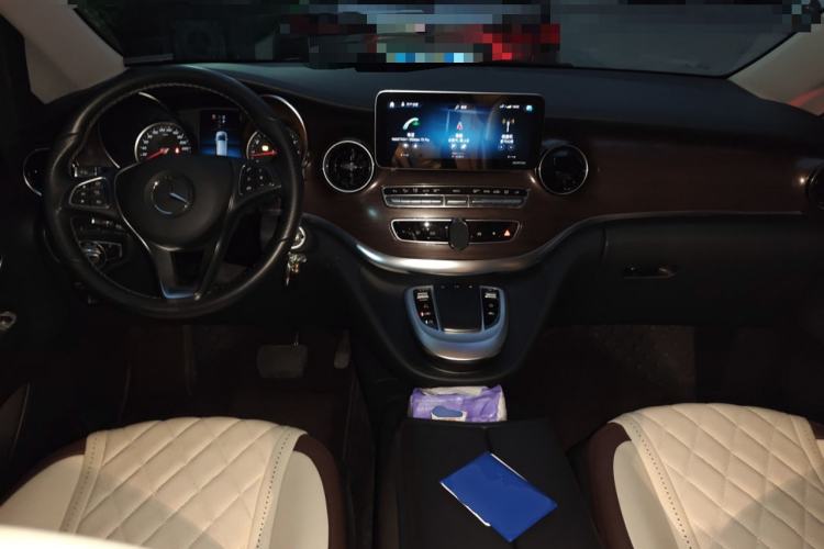 Used Mercedes-Benz V-Class 2021 V 260 Avantgarde Edition Center Console