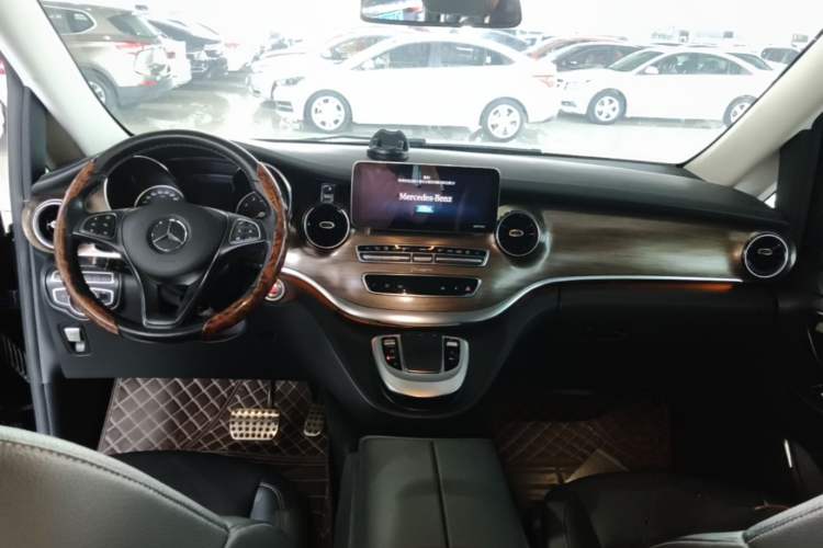 Used Mercedes-Benz V-Class 2021 V 260 Prestige Edition Center Console