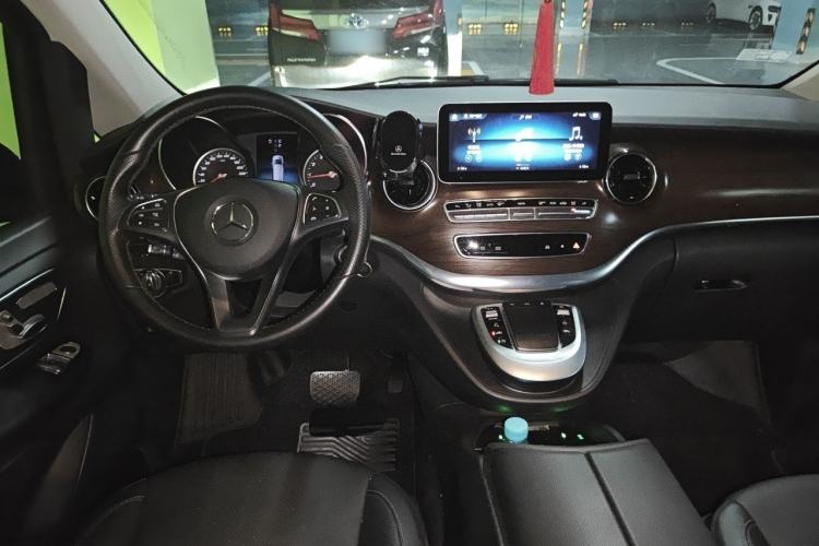 Used Mercedes-Benz V-Class 2021 V 260 Avantgarde Edition Center Console