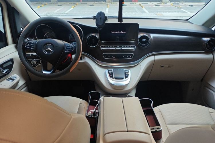 Used Mercedes-Benz V-Class 2021 V 260 Avantgarde Edition Center Console