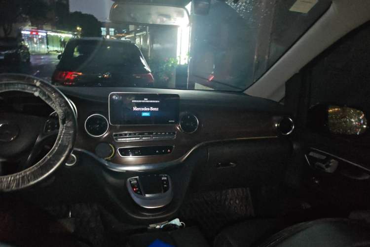 Used Mercedes-Benz V-Class 2021 V 260 Avantgarde Edition Center Console