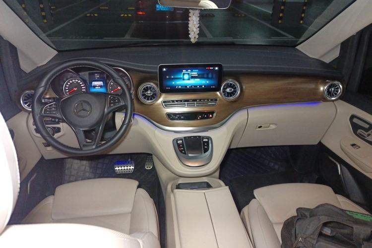 Used Mercedes-Benz V-Class 2021 V 260 L Long-wheelbase Luxury Edition Center Console