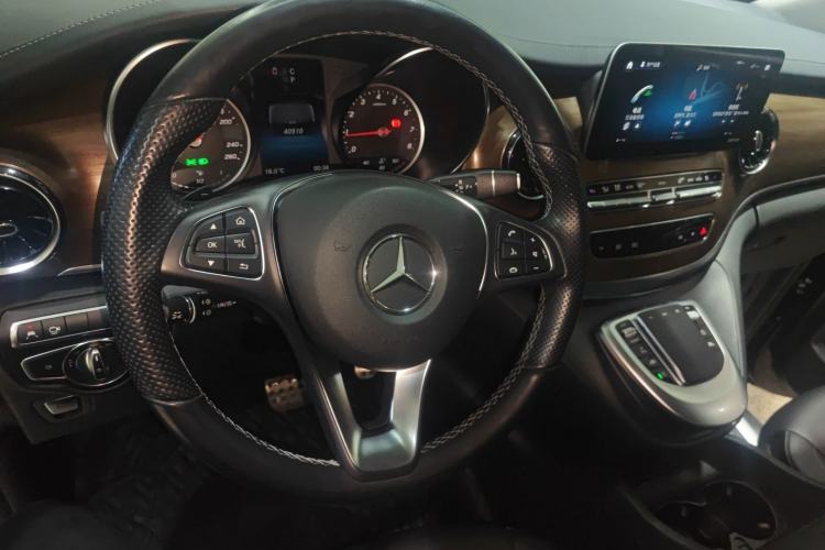 Used Mercedes-Benz V-Class 2021 V 260 L Long-wheelbase Luxury Edition Center Console