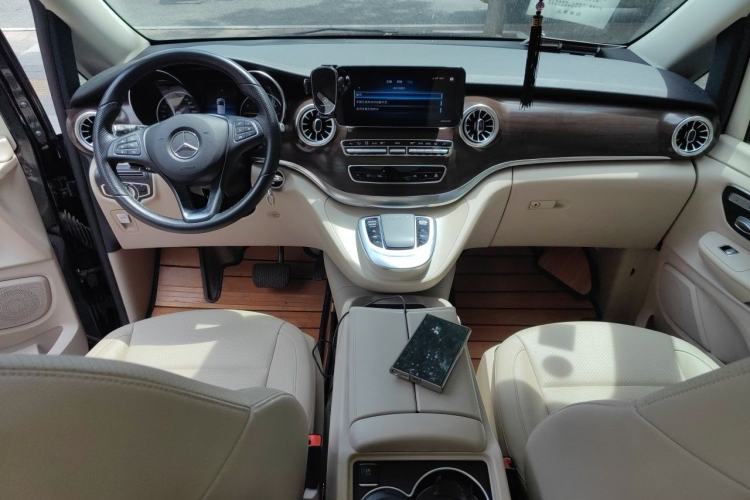 Used Mercedes-Benz V-Class 2021 V 260 Avantgarde Edition Center Console