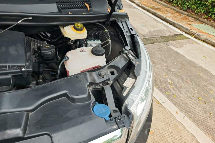 Used Mercedes-Benz V-Class  Engine Bay Left