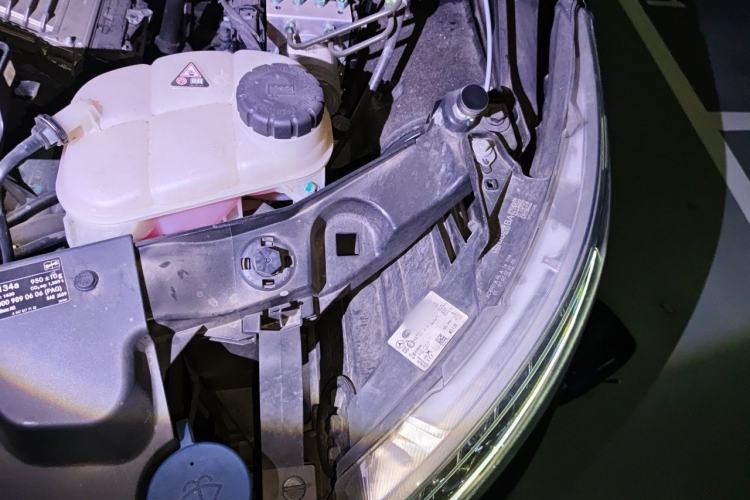 Used Mercedes-Benz V-Class 2021 V 260 L Long-wheelbase Luxury Edition Engine Bay Left