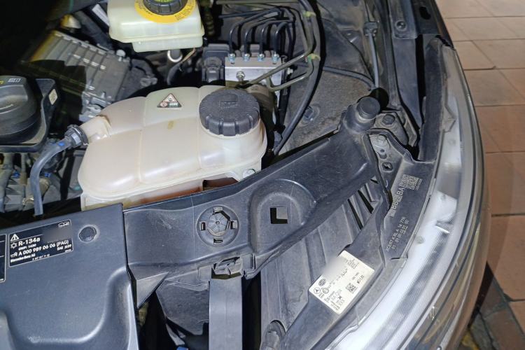 Used Mercedes-Benz V-Class  Engine Bay Left