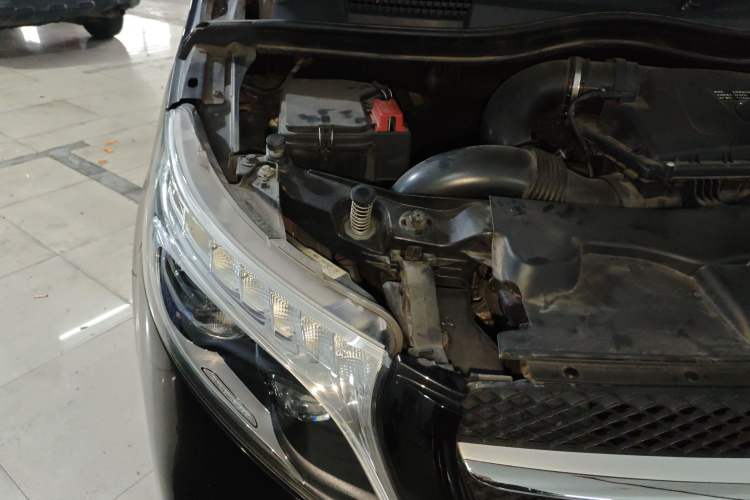 Used Mercedes-Benz V-Class 2021 V 260 Avantgarde Edition Engine Bay Right
