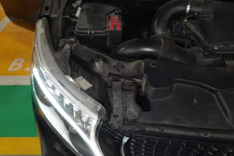 Used Mercedes-Benz V-Class 2021 V 260 L Long-wheelbase Luxury Edition Engine Bay Right