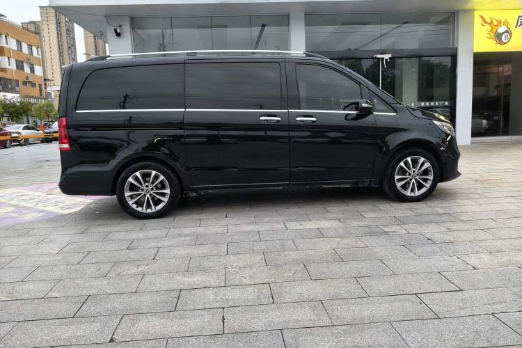 Used Mercedes-Benz V-Class 2021 V 260 Avantgarde Edition Exterior 4
