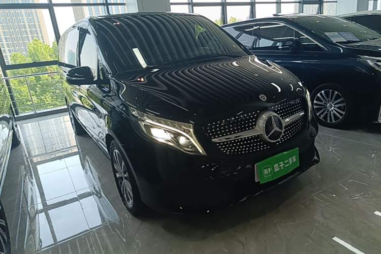 Used Mercedes-Benz V-Class 2021 V 260 Avantgarde Edition Front Right 45 Deg