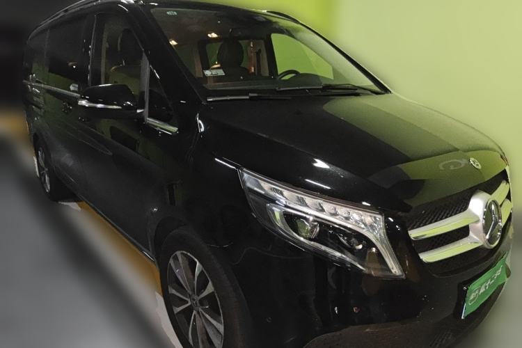 Used Mercedes-Benz V-Class 2021 V 260 Avantgarde Edition Front Right 45 Deg