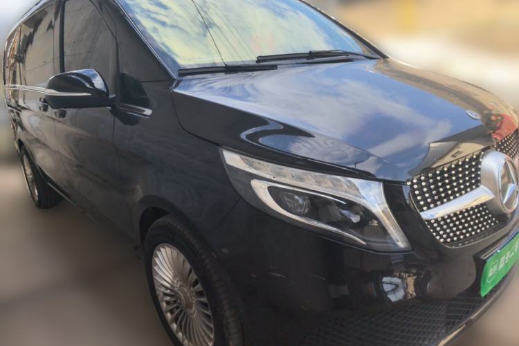 Used Mercedes-Benz V-Class 2021 V 260 Avantgarde Edition Front Right 45 Deg
