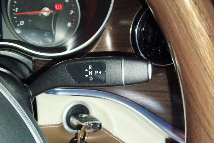 Used Mercedes-Benz V-Class 2021 V 260 Avantgarde Edition Gear Lever