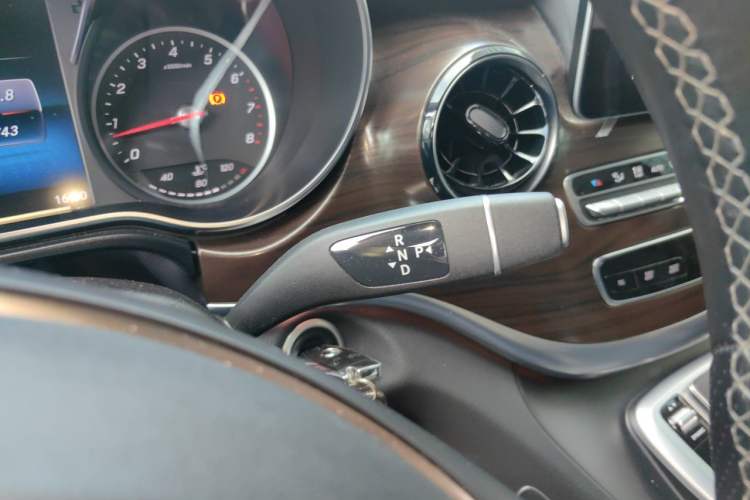 Used Mercedes-Benz V-Class 2021 V 260 Avantgarde Edition Gear Lever