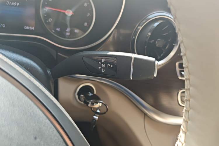 Used Mercedes-Benz V-Class 2021 V 260 Avantgarde Edition Gear Lever