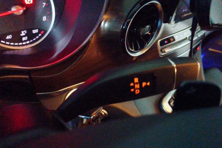 Used Mercedes-Benz V-Class 2021 V 260 Avantgarde Edition Gear Lever
